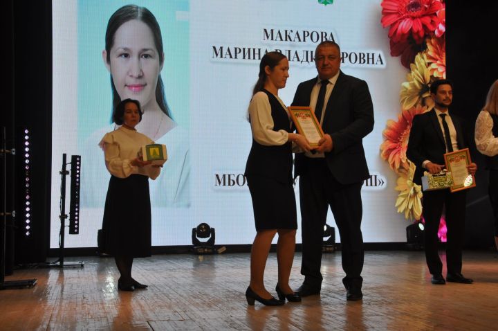 Укытучылар көне уңаеннан үткәрелгән бәйрәм чарасында 70кә якын мәгариф хезмәткәре сәхнә түренә чакырылып хөрмәтләнде