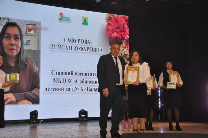Укытучылар көне уңаеннан үткәрелгән бәйрәм чарасында 70кә якын мәгариф хезмәткәре сәхнә түренә чакырылып хөрмәтләнде