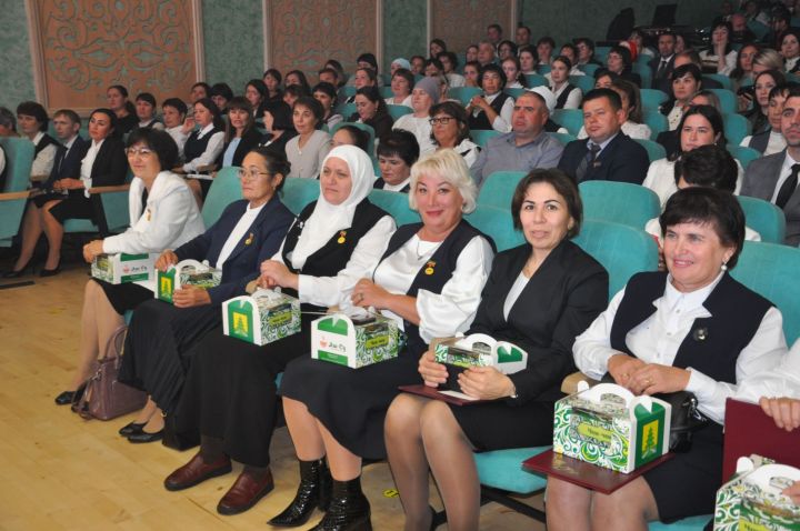 Укытучылар көне уңаеннан үткәрелгән бәйрәм чарасында 70кә якын мәгариф хезмәткәре сәхнә түренә чакырылып хөрмәтләнде