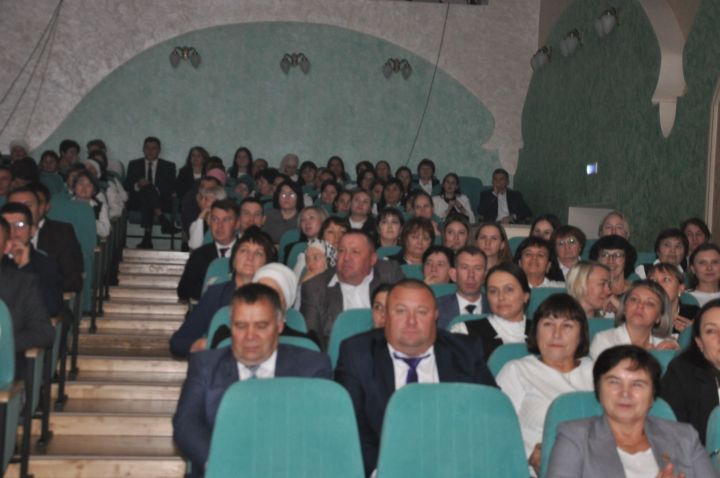 Укытучылар көне уңаеннан үткәрелгән бәйрәм чарасында 70кә якын мәгариф хезмәткәре сәхнә түренә чакырылып хөрмәтләнде