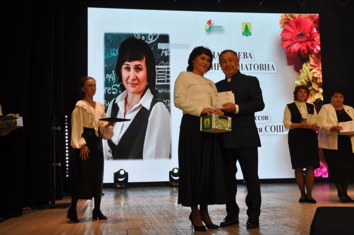Укытучылар көне уңаеннан үткәрелгән бәйрәм чарасында 70кә якын мәгариф хезмәткәре сәхнә түренә чакырылып хөрмәтләнде