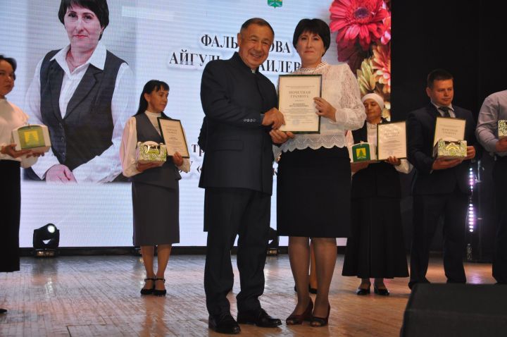 Укытучылар көне уңаеннан үткәрелгән бәйрәм чарасында 70кә якын мәгариф хезмәткәре сәхнә түренә чакырылып хөрмәтләнде