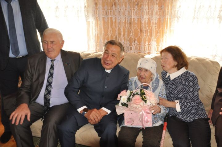 Йөзьяшәрләрдә кунакта