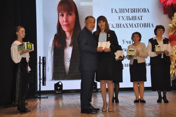 Укытучылар көне уңаеннан үткәрелгән бәйрәм чарасында 70кә якын мәгариф хезмәткәре сәхнә түренә чакырылып хөрмәтләнде