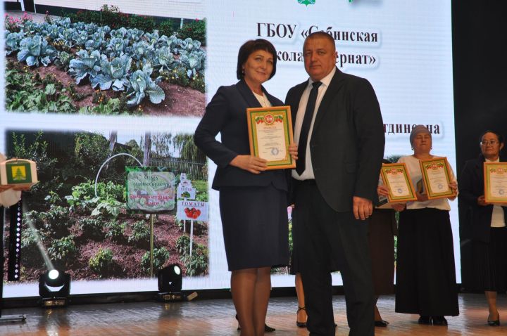 Укытучылар көне уңаеннан үткәрелгән бәйрәм чарасында 70кә якын мәгариф хезмәткәре сәхнә түренә чакырылып хөрмәтләнде