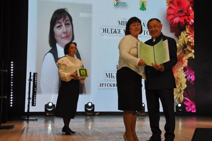 Укытучылар көне уңаеннан үткәрелгән бәйрәм чарасында 70кә якын мәгариф хезмәткәре сәхнә түренә чакырылып хөрмәтләнде