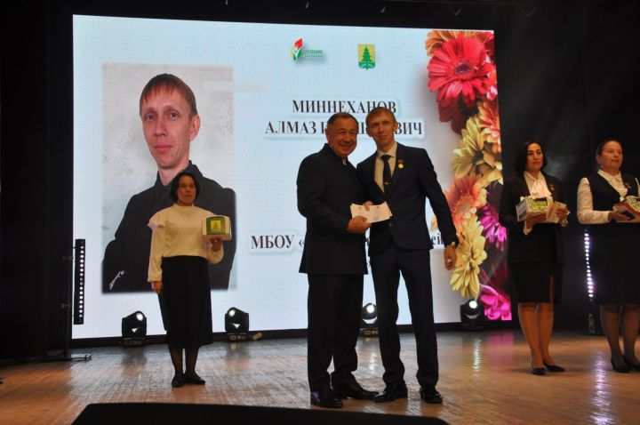 Укытучылар көне уңаеннан үткәрелгән бәйрәм чарасында 70кә якын мәгариф хезмәткәре сәхнә түренә чакырылып хөрмәтләнде