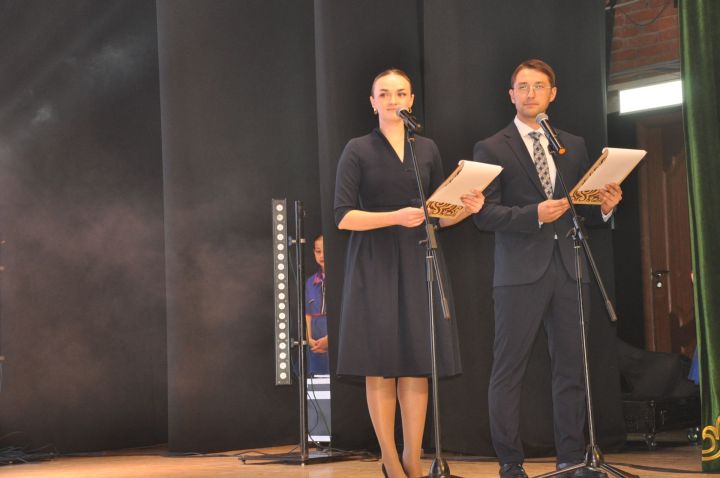 Укытучылар көне уңаеннан үткәрелгән бәйрәм чарасында 70кә якын мәгариф хезмәткәре сәхнә түренә чакырылып хөрмәтләнде