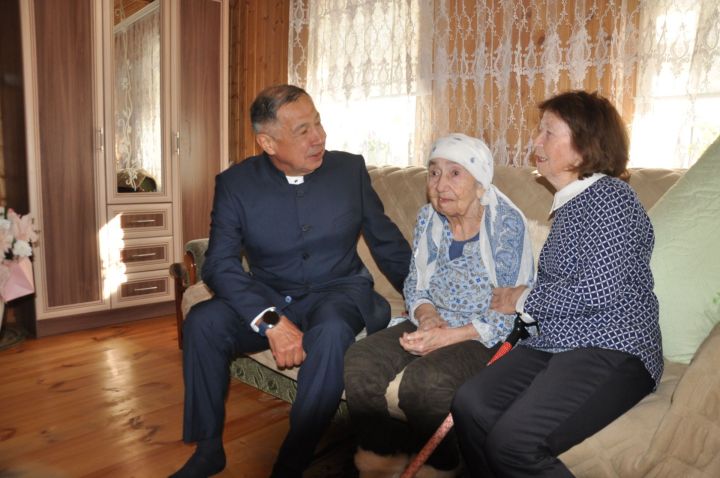 Йөзьяшәрләрдә кунакта