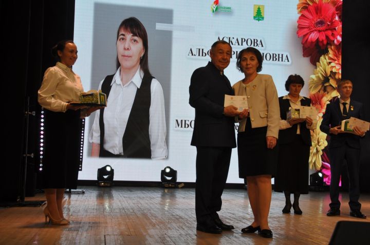 Укытучылар көне уңаеннан үткәрелгән бәйрәм чарасында 70кә якын мәгариф хезмәткәре сәхнә түренә чакырылып хөрмәтләнде