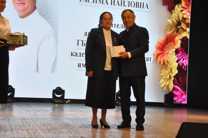Укытучылар көне уңаеннан үткәрелгән бәйрәм чарасында 70кә якын мәгариф хезмәткәре сәхнә түренә чакырылып хөрмәтләнде