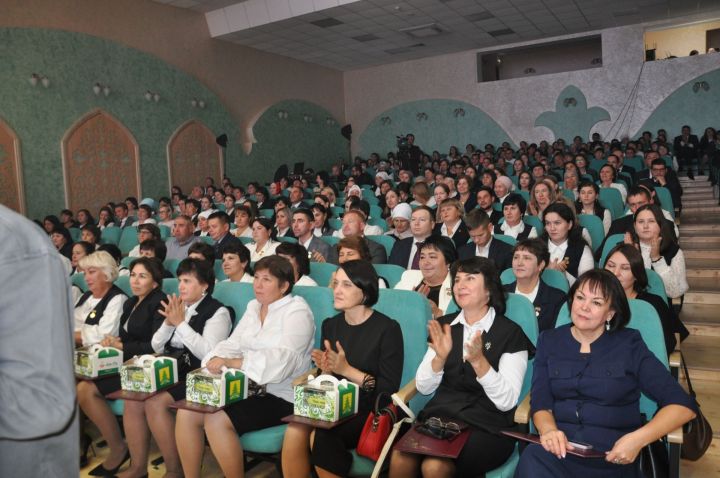 Укытучылар көне уңаеннан үткәрелгән бәйрәм чарасында 70кә якын мәгариф хезмәткәре сәхнә түренә чакырылып хөрмәтләнде