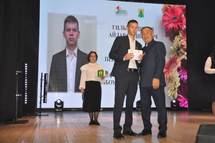 Укытучылар көне уңаеннан үткәрелгән бәйрәм чарасында 70кә якын мәгариф хезмәткәре сәхнә түренә чакырылып хөрмәтләнде
