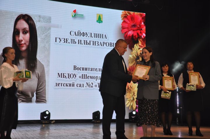 Укытучылар көне уңаеннан үткәрелгән бәйрәм чарасында 70кә якын мәгариф хезмәткәре сәхнә түренә чакырылып хөрмәтләнде