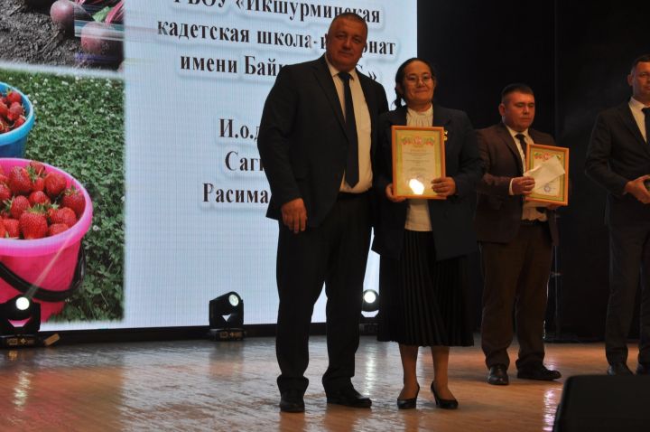 Укытучылар көне уңаеннан үткәрелгән бәйрәм чарасында 70кә якын мәгариф хезмәткәре сәхнә түренә чакырылып хөрмәтләнде