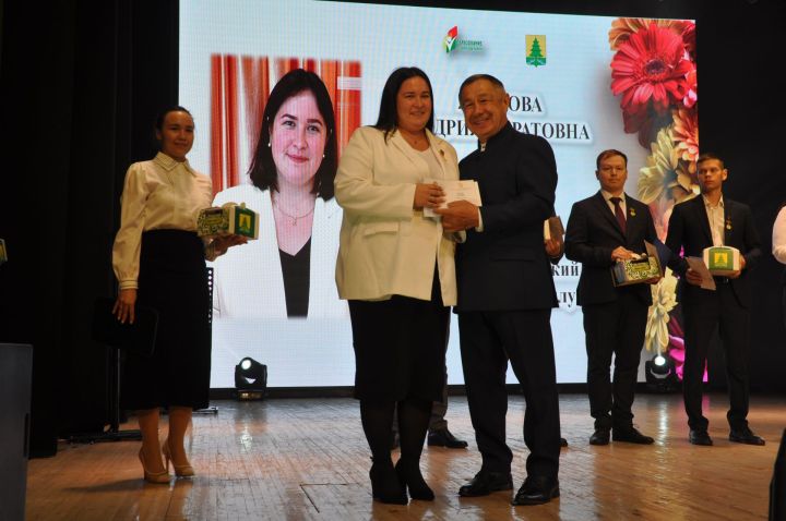 Укытучылар көне уңаеннан үткәрелгән бәйрәм чарасында 70кә якын мәгариф хезмәткәре сәхнә түренә чакырылып хөрмәтләнде