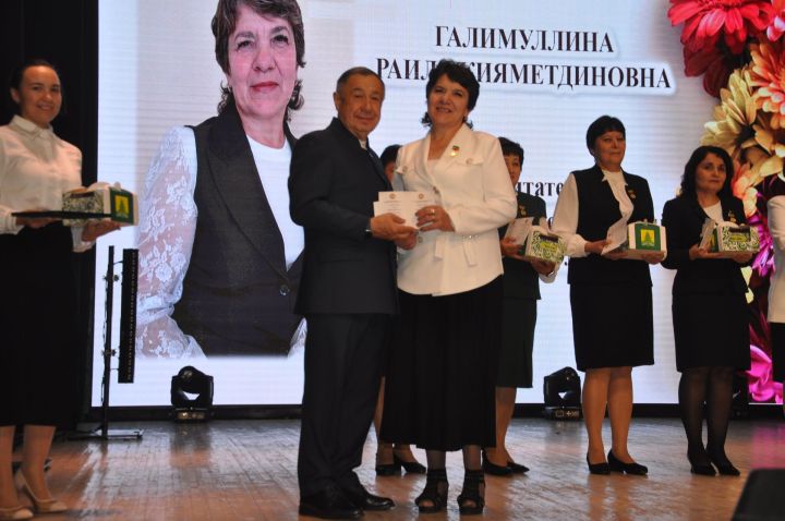 Укытучылар көне уңаеннан үткәрелгән бәйрәм чарасында 70кә якын мәгариф хезмәткәре сәхнә түренә чакырылып хөрмәтләнде