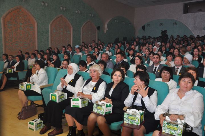 Укытучылар көне уңаеннан үткәрелгән бәйрәм чарасында 70кә якын мәгариф хезмәткәре сәхнә түренә чакырылып хөрмәтләнде