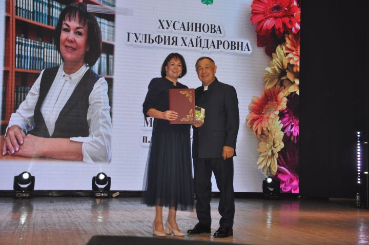 Укытучылар көне уңаеннан үткәрелгән бәйрәм чарасында 70кә якын мәгариф хезмәткәре сәхнә түренә чакырылып хөрмәтләнде