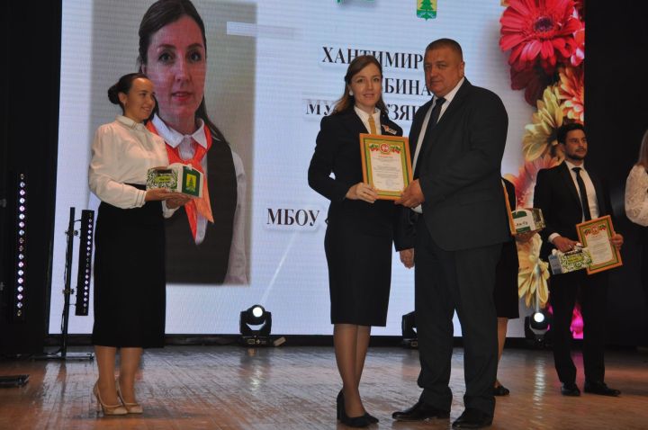Укытучылар көне уңаеннан үткәрелгән бәйрәм чарасында 70кә якын мәгариф хезмәткәре сәхнә түренә чакырылып хөрмәтләнде