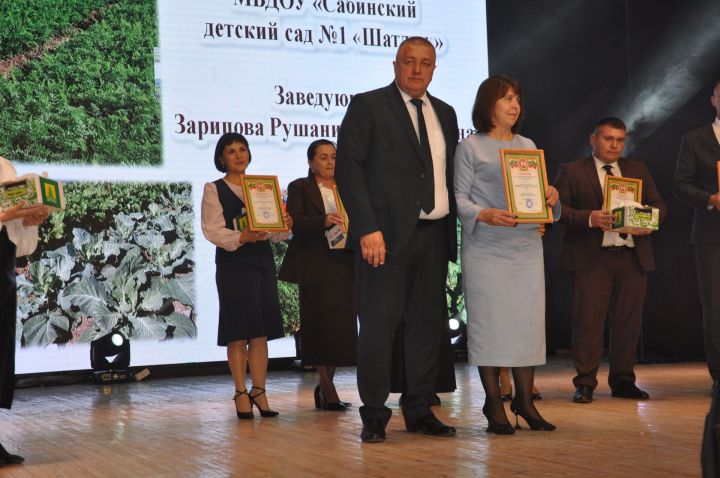 Укытучылар көне уңаеннан үткәрелгән бәйрәм чарасында 70кә якын мәгариф хезмәткәре сәхнә түренә чакырылып хөрмәтләнде