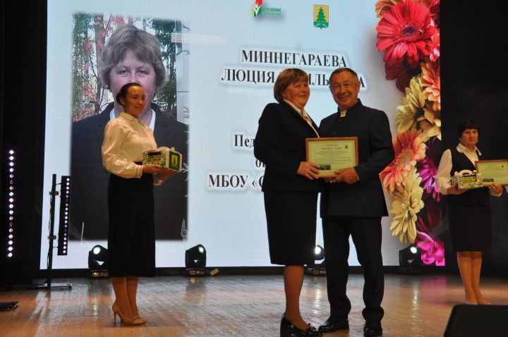 Укытучылар көне уңаеннан үткәрелгән бәйрәм чарасында 70кә якын мәгариф хезмәткәре сәхнә түренә чакырылып хөрмәтләнде