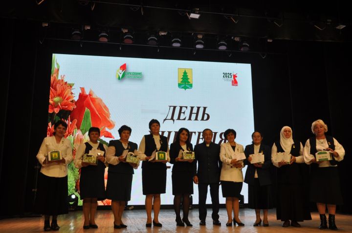 Укытучылар көне уңаеннан үткәрелгән бәйрәм чарасында 70кә якын мәгариф хезмәткәре сәхнә түренә чакырылып хөрмәтләнде