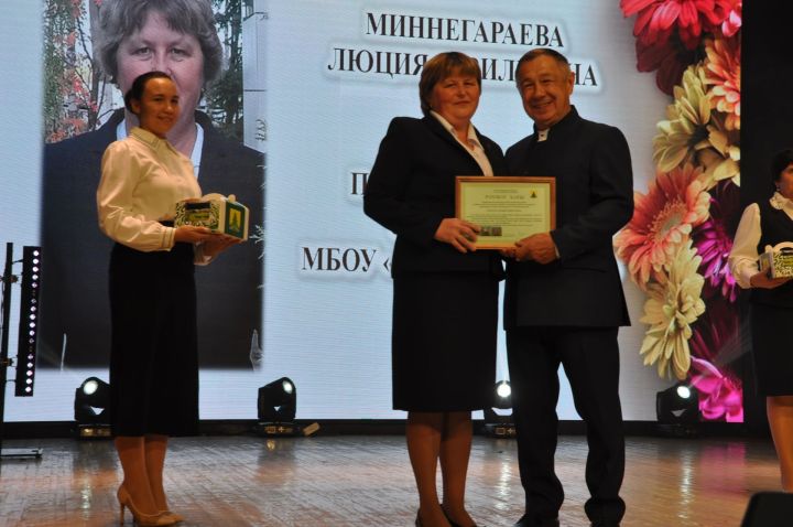 Укытучылар көне уңаеннан үткәрелгән бәйрәм чарасында 70кә якын мәгариф хезмәткәре сәхнә түренә чакырылып хөрмәтләнде