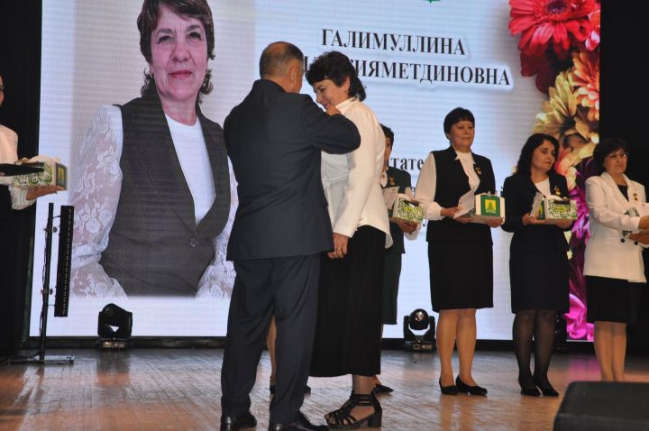 Укытучылар көне уңаеннан үткәрелгән бәйрәм чарасында 70кә якын мәгариф хезмәткәре сәхнә түренә чакырылып хөрмәтләнде