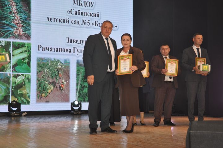 Укытучылар көне уңаеннан үткәрелгән бәйрәм чарасында 70кә якын мәгариф хезмәткәре сәхнә түренә чакырылып хөрмәтләнде