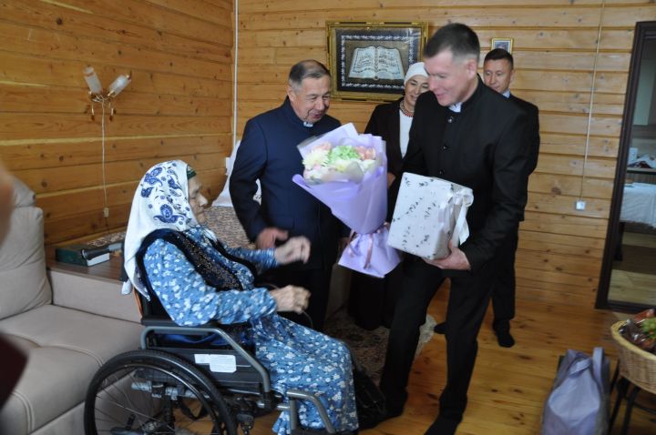 Йөзьяшәрләрдә кунакта