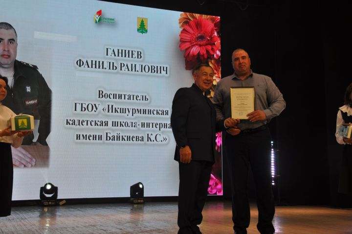 Укытучылар көне уңаеннан үткәрелгән бәйрәм чарасында 70кә якын мәгариф хезмәткәре сәхнә түренә чакырылып хөрмәтләнде