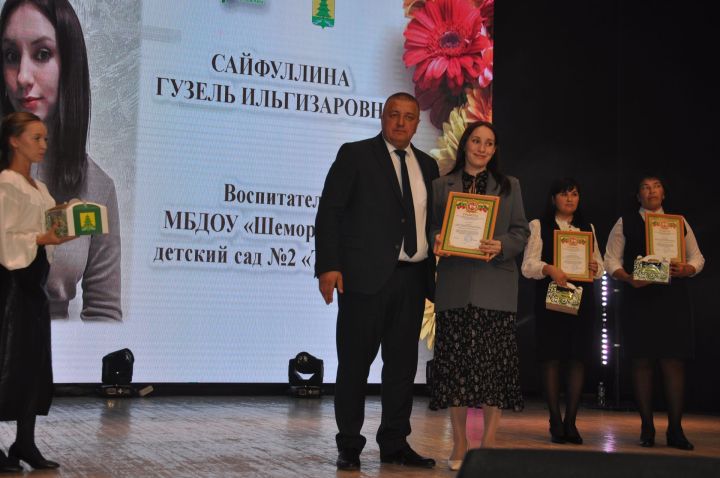 Укытучылар көне уңаеннан үткәрелгән бәйрәм чарасында 70кә якын мәгариф хезмәткәре сәхнә түренә чакырылып хөрмәтләнде