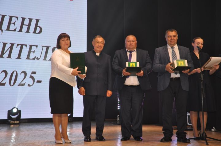 Укытучылар көне уңаеннан үткәрелгән бәйрәм чарасында 70кә якын мәгариф хезмәткәре сәхнә түренә чакырылып хөрмәтләнде
