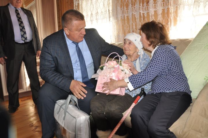 Йөзьяшәрләрдә кунакта