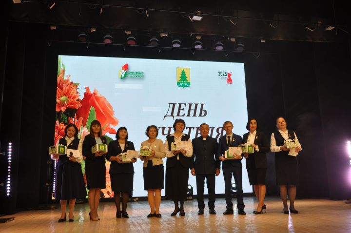 Укытучылар көне уңаеннан үткәрелгән бәйрәм чарасында 70кә якын мәгариф хезмәткәре сәхнә түренә чакырылып хөрмәтләнде