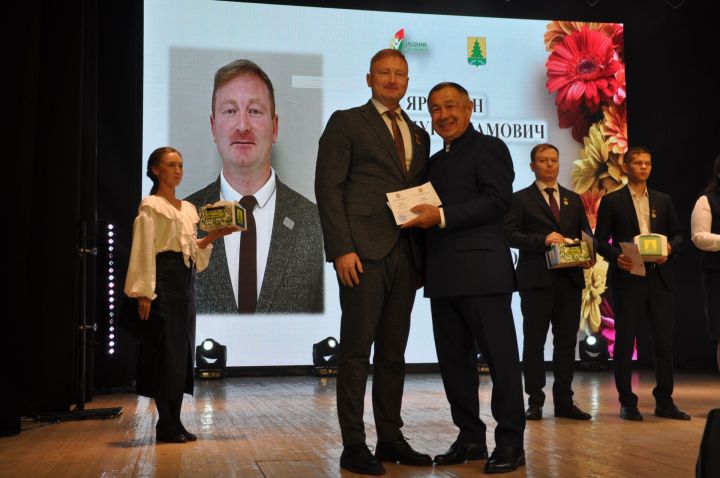Укытучылар көне уңаеннан үткәрелгән бәйрәм чарасында 70кә якын мәгариф хезмәткәре сәхнә түренә чакырылып хөрмәтләнде