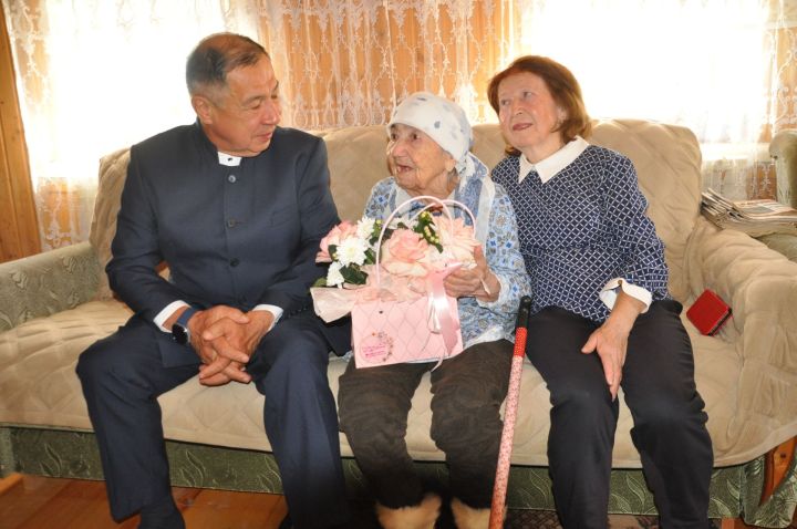 Йөзьяшәрләрдә кунакта
