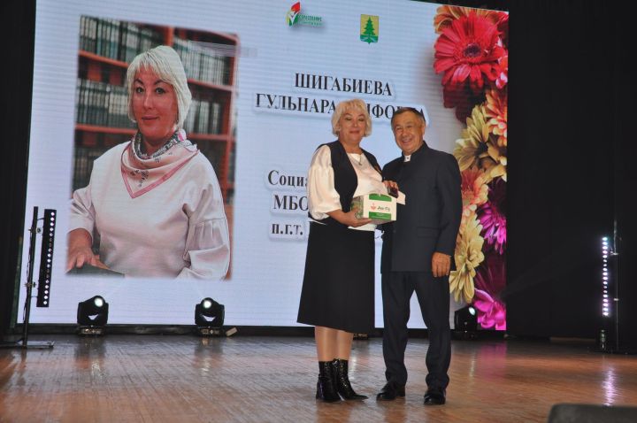 Укытучылар көне уңаеннан үткәрелгән бәйрәм чарасында 70кә якын мәгариф хезмәткәре сәхнә түренә чакырылып хөрмәтләнде