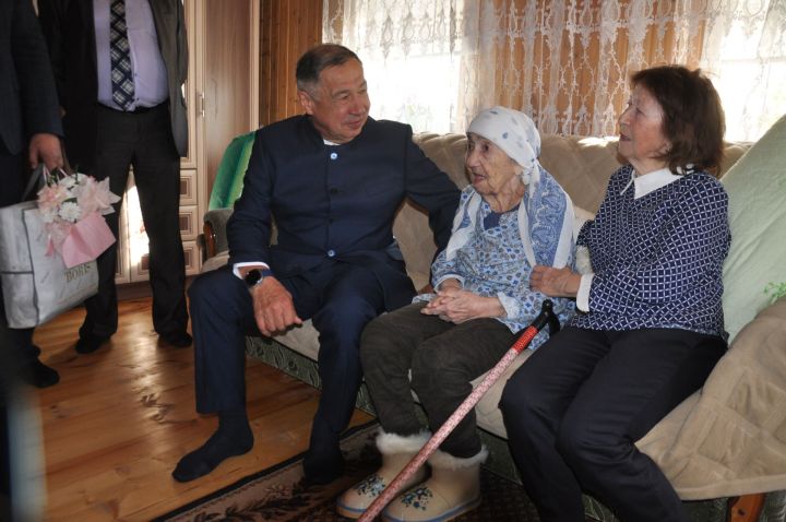 Йөзьяшәрләрдә кунакта
