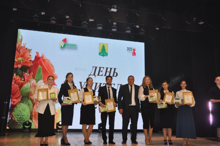Укытучылар көне уңаеннан үткәрелгән бәйрәм чарасында 70кә якын мәгариф хезмәткәре сәхнә түренә чакырылып хөрмәтләнде
