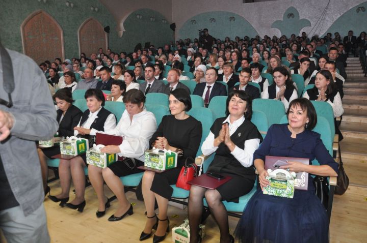 Укытучылар көне уңаеннан үткәрелгән бәйрәм чарасында 70кә якын мәгариф хезмәткәре сәхнә түренә чакырылып хөрмәтләнде