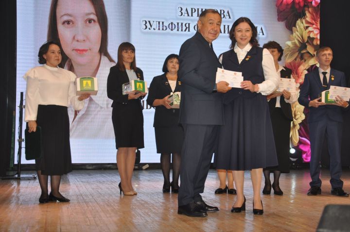 Укытучылар көне уңаеннан үткәрелгән бәйрәм чарасында 70кә якын мәгариф хезмәткәре сәхнә түренә чакырылып хөрмәтләнде