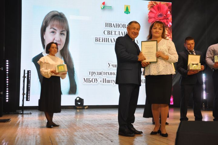 Укытучылар көне уңаеннан үткәрелгән бәйрәм чарасында 70кә якын мәгариф хезмәткәре сәхнә түренә чакырылып хөрмәтләнде