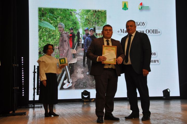 Укытучылар көне уңаеннан үткәрелгән бәйрәм чарасында 70кә якын мәгариф хезмәткәре сәхнә түренә чакырылып хөрмәтләнде