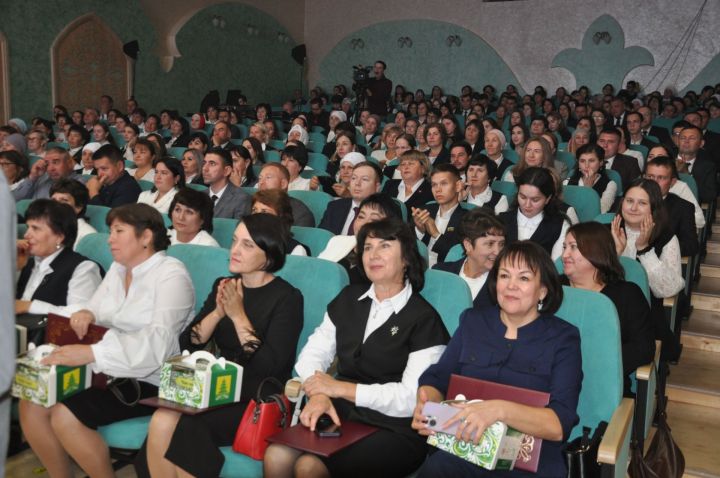 Укытучылар көне уңаеннан үткәрелгән бәйрәм чарасында 70кә якын мәгариф хезмәткәре сәхнә түренә чакырылып хөрмәтләнде
