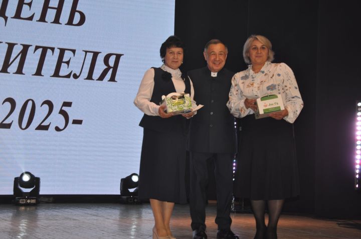 Укытучылар көне уңаеннан үткәрелгән бәйрәм чарасында 70кә якын мәгариф хезмәткәре сәхнә түренә чакырылып хөрмәтләнде