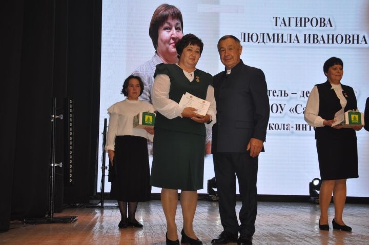 Укытучылар көне уңаеннан үткәрелгән бәйрәм чарасында 70кә якын мәгариф хезмәткәре сәхнә түренә чакырылып хөрмәтләнде