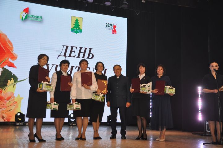Укытучылар көне уңаеннан үткәрелгән бәйрәм чарасында 70кә якын мәгариф хезмәткәре сәхнә түренә чакырылып хөрмәтләнде