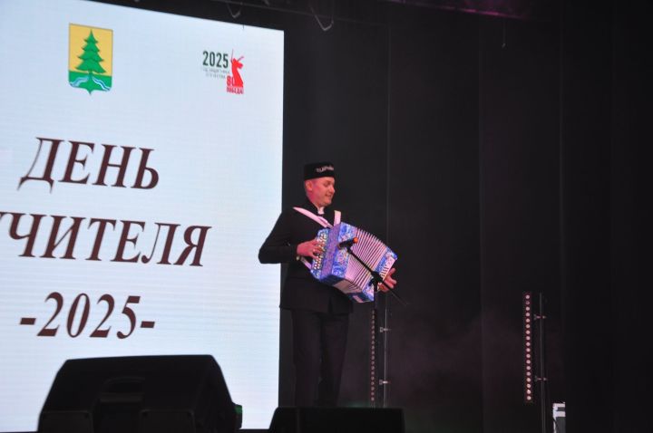Укытучылар көне уңаеннан үткәрелгән бәйрәм чарасында 70кә якын мәгариф хезмәткәре сәхнә түренә чакырылып хөрмәтләнде